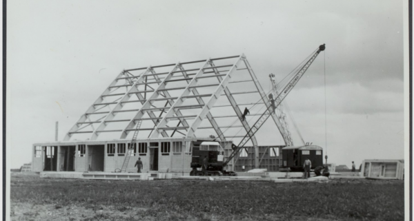 Een pregefabriceerde schuur wordt opgebouwd. Montage landbouwschuur e-1024x764