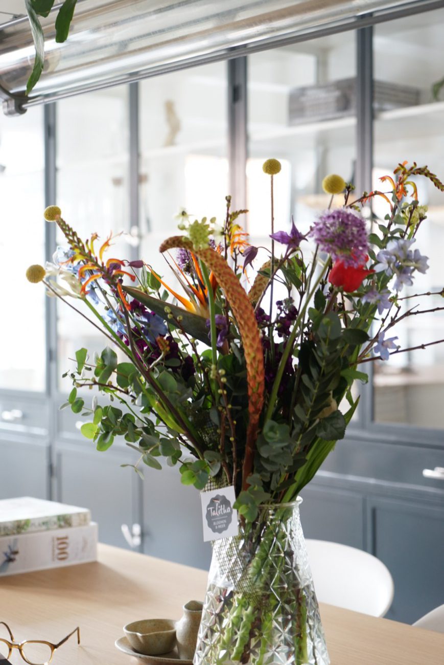 een boeket bloemen op tafel