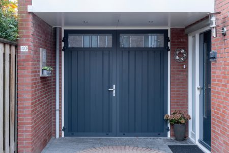 Overweegt u een openslaande garagedeur? Hier moet u rekening mee houden!